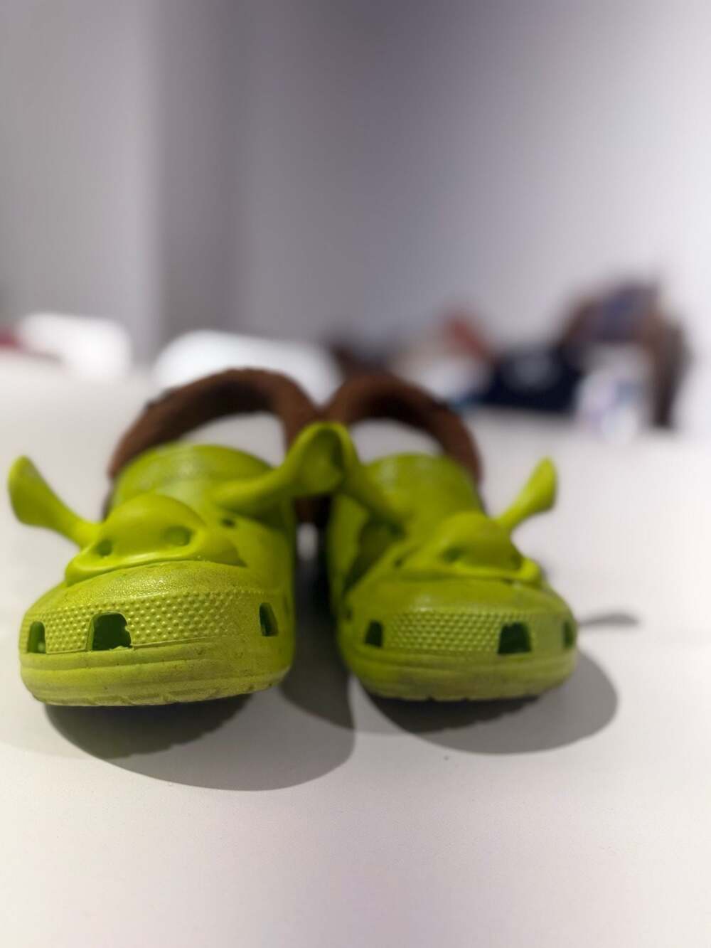 Crocs Shrek Classic Clogs Kids Size J1 - Picture 2 of 6